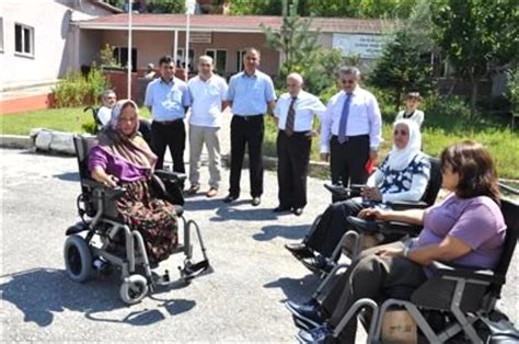 E­l­a­z­ı­ğ­­d­a­ ­E­n­g­e­l­l­i­l­e­r­e­ ­A­k­ü­l­ü­ ­A­r­a­b­a­ ­V­e­ ­T­e­k­e­r­l­e­k­l­i­ ­S­a­n­d­a­l­y­e­ ­D­e­s­t­e­ğ­i­